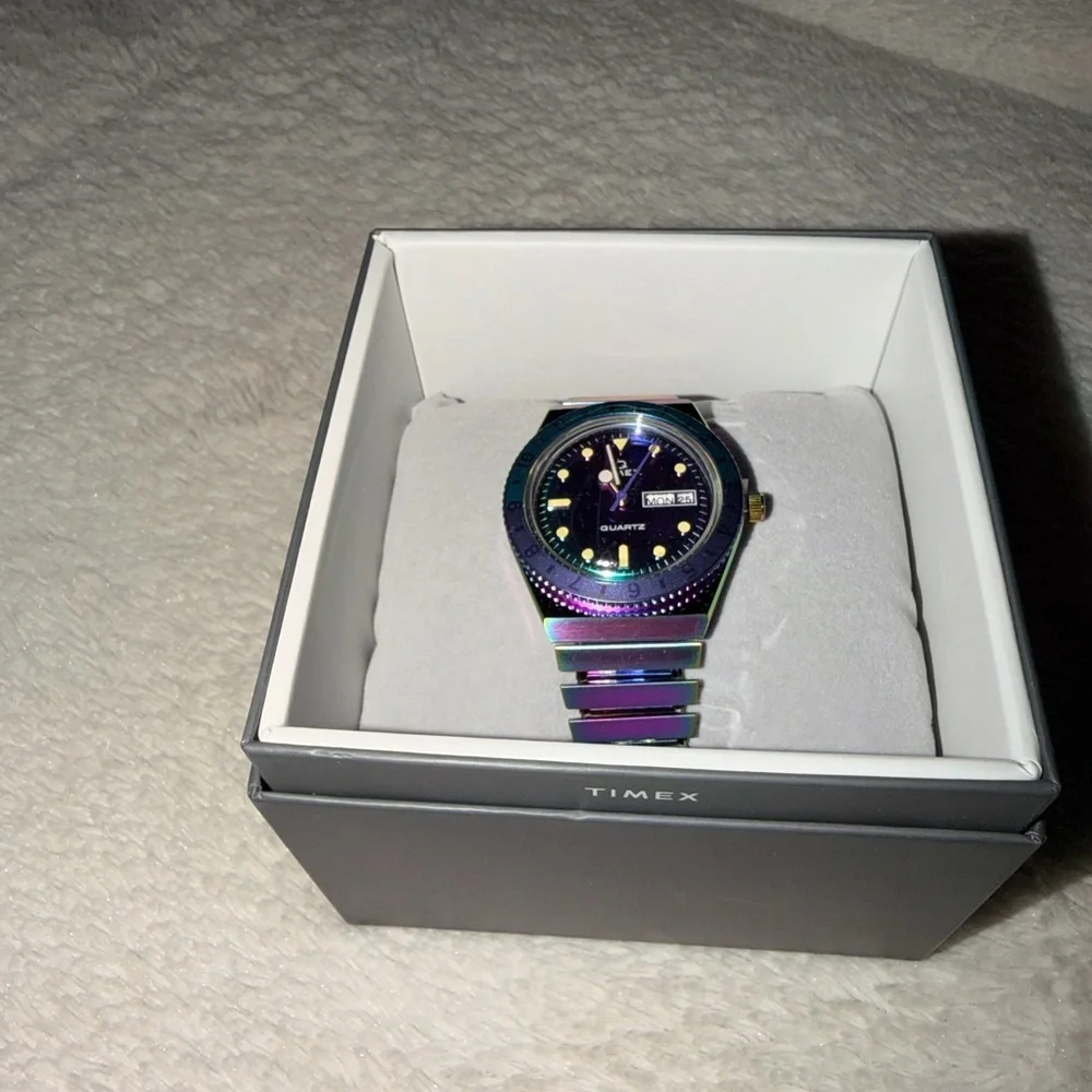 Timex Q Iridescence Quartz Women’s Watchn - Picture 3 of 4